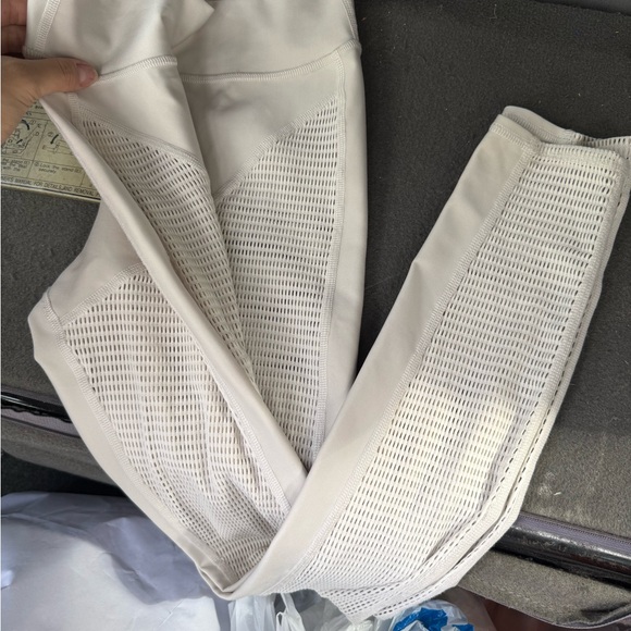 ALO Yoga Women's off white Mesh Athletic leggings - Picture 3 of 3